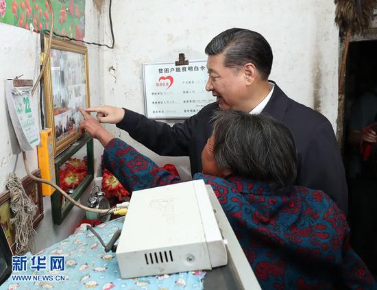 6月21日，中共中央总书记、国家主席、中央军委主席习近平到山西考察调研。这是习近平来到忻州市岢岚县赵家洼村看望贫困村民王三女。新华社记者 庞兴雷摄